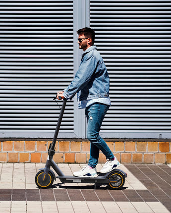 AOVOPRO Electric Scooter Adult, 350W Motor, 30km Long Range, Max Speed 25 km/h, 3 Speed Settings, App Control