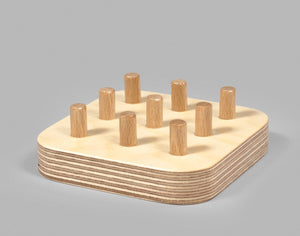 plateau Montessori avec chevilles pour élastiques
